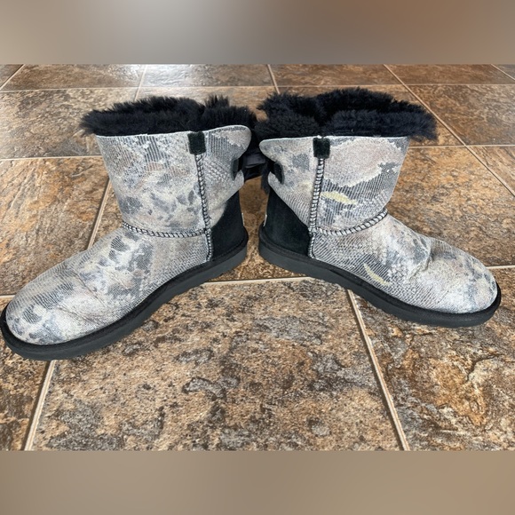 Ugg Australia Mini Bailey Bow Snake Print Boots- Black/Silver, Women’s Size 7 - Picture 3 of 7